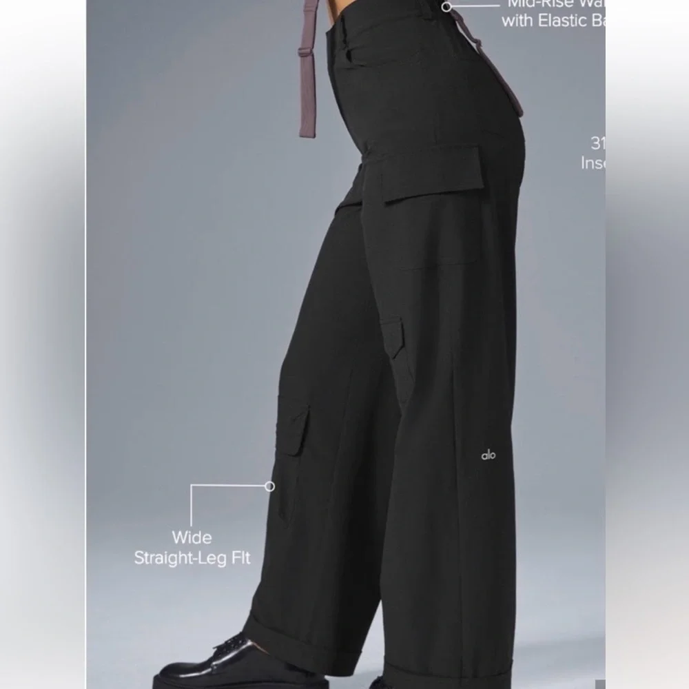 ALO Yoga Mid-Rise Workwear Cargo Pants in Black